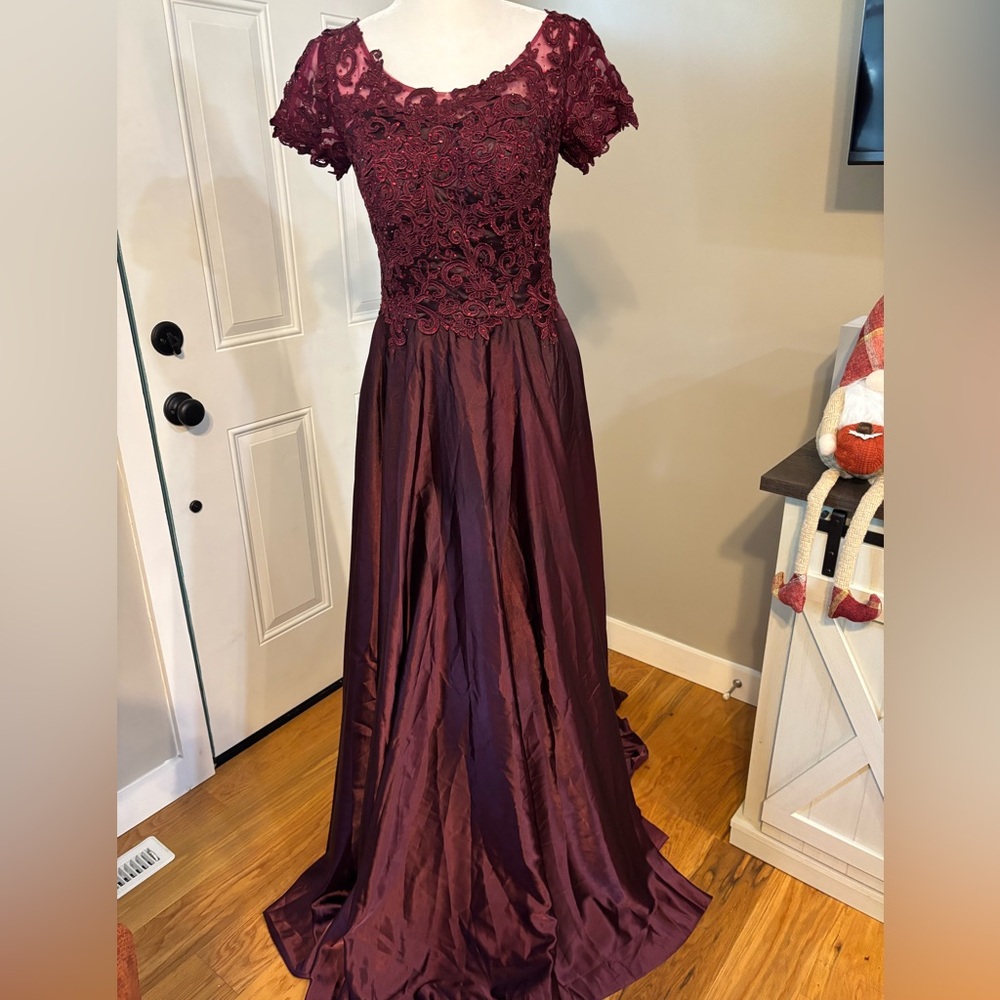 Elegant Burgundy Lace Maxi Dress